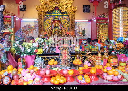 La celebrazione del Capodanno Cinese, Cinese il culto nel tempio, Kuala Lumpur, Malesia Foto Stock
