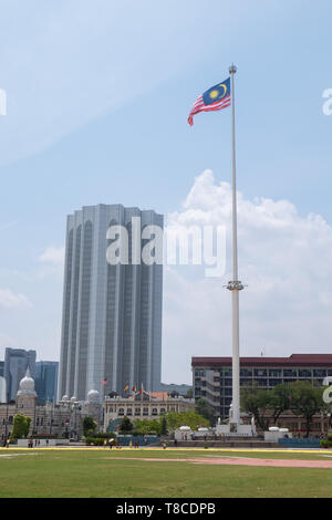 Vista dalla piazza Merdeka di bandiera pole e Kompleks Dayabumi edificio, Dataran Merdeka, Piazza Indipendenza,Kuala Lumpur, Malesia Foto Stock