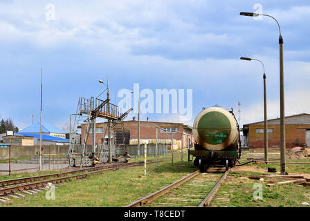 Macchina di serbatoio LNG per ferrovia su serbatoi dell'olio combustibile in terminale. Lo scarico del gas di petrolio liquefatto, benzina o prodotti di olio da un serbatoio di rampa auto a un Foto Stock