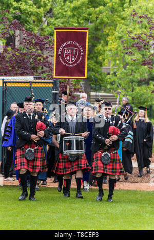 Processione di apertura di cornamuse e tradizionale leader banner neodiplomati di Westmont University in sede in Montecito, California, Stati Uniti d'America su maggio Foto Stock