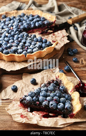 Deliziosa torta con mirtilli e marmellata sul tavolo di legno Foto Stock