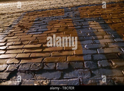 Il vecchio dipinto di un muro di mattoni, vista dal basso Foto Stock