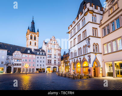 TRIER, Germania - 28 Marzo 2017: centro storico della città di Treviri con il famoso mercato Hauptmarkt e piazza San Gangolf chiesa nella splendida post tramonto tw Foto Stock