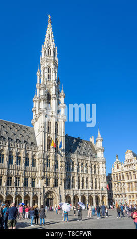 Il municipio e il suo 96-metro-alta torre campanaria sulla Grand Place di Bruxelles in Belgio. Foto Stock
