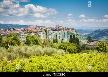 Bellissima vista panoramica campagna toscana con della città vecchia di Orvieto in background in una giornata di sole, Umbria, Italia Foto Stock