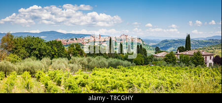 Bellissima vista panoramica campagna toscana con della città vecchia di Orvieto in background in una giornata di sole, Umbria, Italia Foto Stock