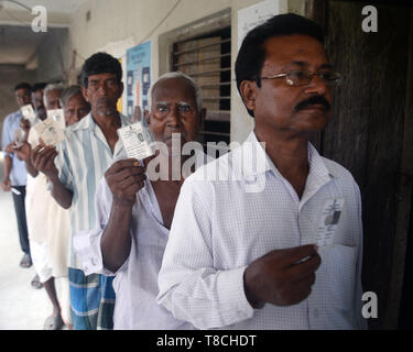 West Midnapore, India. Il 12 maggio 2019. Gli elettori di stand in coda per esprimere il loro voto durante la sesta fase di Lok Sabha elezione a Ghatal Lok Sabha circoscrizione nella West Midnapore. Credito: Saikat Paolo/Pacific Press/Alamy Live News Foto Stock