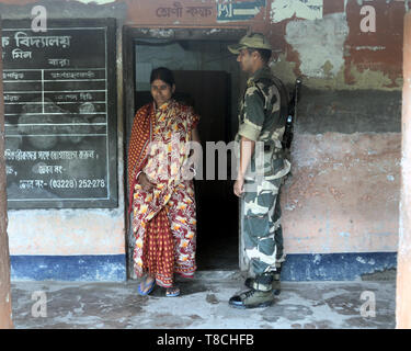 West Midnapore, India. Il 12 maggio 2019. Il personale di sicurezza mantenere la veglia durante la sesta fase di Lok Sabha elezione a Ghatal Lok Sabha circoscrizione nella West Midnapore. Credito: Saikat Paolo/Pacific Press/Alamy Live News Foto Stock