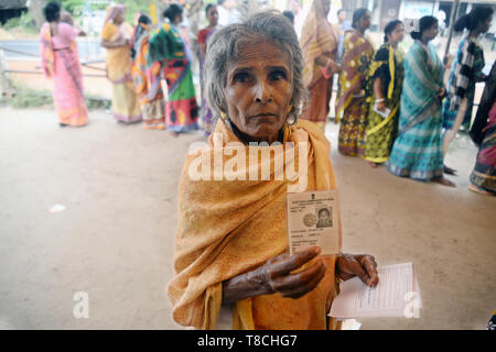 West Midnapore, India. Il 12 maggio 2019. Donna anziana detiene elettore scheda ID durante la sesta fase di Lok Sabha elezione a Ghatal Lok Sabha circoscrizione nella West Midnapore. Credito: Saikat Paolo/Pacific Press/Alamy Live News Foto Stock