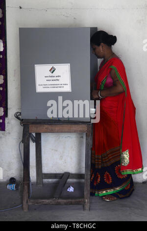 West Midnapore, India. Il 12 maggio 2019. Donne elettore esprimere il loro voto durante la sesta fase di Lok Sabha elezione a Ghatal Lok Sabha circoscrizione nella West Midnapore. Credito: Saikat Paolo/Pacific Press/Alamy Live News Foto Stock