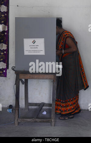 West Midnapore, India. Il 12 maggio 2019. Donne elettore esprimere il loro voto durante la sesta fase di Lok Sabha elezione a Ghatal Lok Sabha circoscrizione nella West Midnapore. Credito: Saikat Paolo/Pacific Press/Alamy Live News Foto Stock