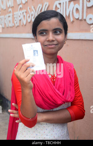 West Midnapore, India. Il 12 maggio 2019. Donna elettore elettore mantiene la scheda ID durante la sesta fase di Lok Sabha elezione a Ghatal Lok Sabha circoscrizione nella West Midnapore. Credito: Saikat Paolo/Pacific Press/Alamy Live News Foto Stock