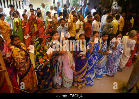 West Midnapore, India. Il 12 maggio 2019. Gli elettori di stand in coda per esprimere il loro voto durante la sesta fase di Lok Sabha elezione a Ghatal Lok Sabha circoscrizione nella West Midnapore. Credito: Saikat Paolo/Pacific Press/Alamy Live News Foto Stock