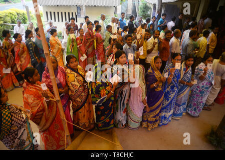 West Midnapore, India. Il 12 maggio 2019. Gli elettori di stand in coda per esprimere il loro voto durante la sesta fase di Lok Sabha elezione a Ghatal Lok Sabha circoscrizione nella West Midnapore. Credito: Saikat Paolo/Pacific Press/Alamy Live News Foto Stock