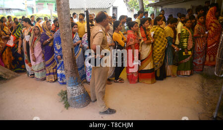 West Midnapore, India. Il 12 maggio 2019. Gli elettori di stand in coda per esprimere il loro voto durante la sesta fase di Lok Sabha elezione a Ghatal Lok Sabha circoscrizione nella West Midnapore. Credito: Saikat Paolo/Pacific Press/Alamy Live News Foto Stock