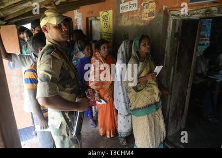 West Midnapore, India. Il 12 maggio 2019. Il personale di sicurezza mantenere la veglia durante la sesta fase di Lok Sabha elezione a Ghatal Lok Sabha circoscrizione nella West Midnapore. Credito: Saikat Paolo/Pacific Press/Alamy Live News Foto Stock