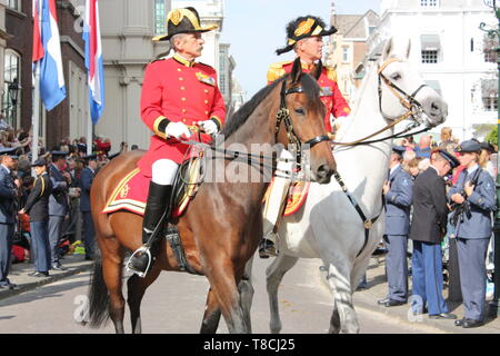 La regina Beatrice è stata accompagnata da altri membri della Casa Reale Noordeinde lascia Palace Il Golden coach per il Binnenhof a l'Aia, Olanda Foto Stock