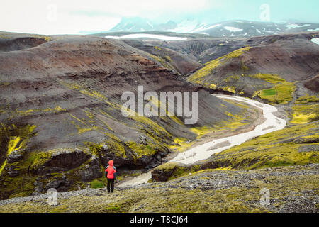 Beautiful view of idyllic mountain scenery with person hiking in Landmannalaugar in the highlands of Iceland Foto Stock