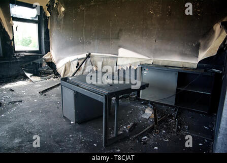 Bruciò interni e mobili in edificio industriale Foto Stock