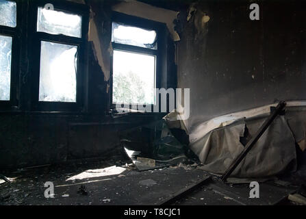 Bruciò interni e mobili in edificio industriale Foto Stock