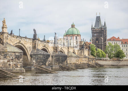 Charles ponte sul fiume Vltava nella città vecchia Praga Foto Stock