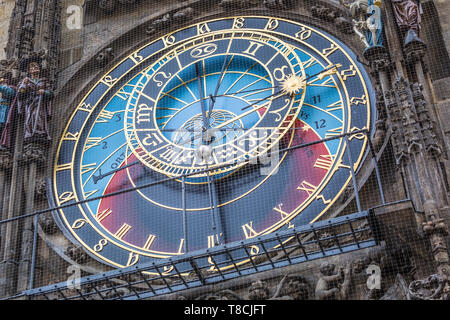 Storico sun astronomico orologio - Orloj nella città vecchia Praga Foto Stock