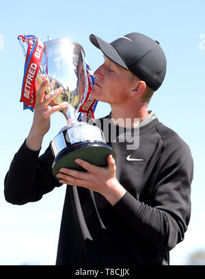 Marcus Kinhult con il trofeo dopo aver vinto il Betfred British Masters a Hillside Golf Club, Southport. Foto Stock