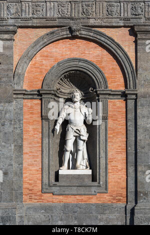 Le statue dei re di Napoli, Palazzo Reale di Napoli, Italia Foto Stock