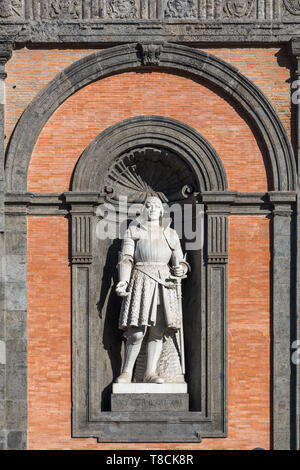 Le statue dei re di Napoli, Palazzo Reale di Napoli, Italia Foto Stock