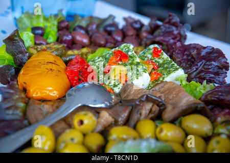 Antipasti la piastra del motorino di avviamento con il cucchiaio e un sacco di verdure e formaggio feta Foto Stock