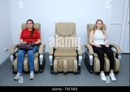 Presso la sala di accoglienza della città (municipale) la trasfusione di sangue stazione. Le donne sedute in sedie dopo la donazione del sangue. Il 5 aprile 2019. Kiev,Ucraina Foto Stock