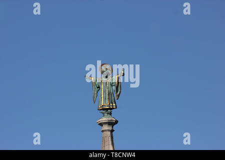 Münchner Kindl sulla sommità del municipio di Monaco di Baviera. La sua una scultura della modificata figura araldica al di fuori della città di Monaco codice di armi. Foto Stock