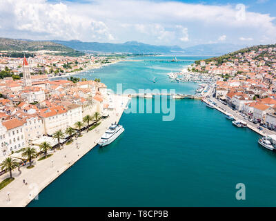 Vista aerea del percorso turistico vecchio Trogir, città storica situata su una piccola isola e porto sulla costa adriatica in Split-Dalmatia County, Croazia. Più Ciovski Foto Stock