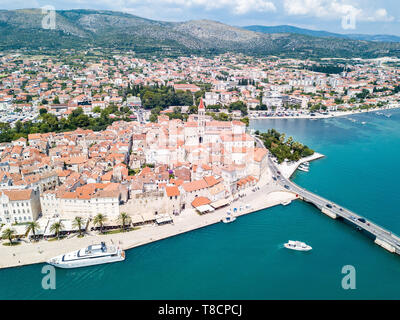 Vista aerea del percorso turistico vecchio Trogir, città storica situata su una piccola isola e porto sulla costa adriatica in Split-Dalmatia County, Croazia. Più Ciovski Foto Stock