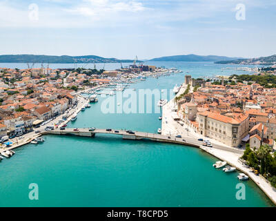 Vista aerea del percorso turistico vecchio Trogir, città storica situata su una piccola isola e porto sulla costa adriatica in Split-Dalmatia County, Croazia. Più Ciovski Foto Stock