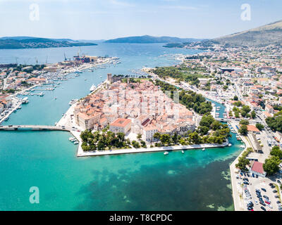 Vista aerea del percorso turistico vecchio Trogir, città storica situata su una piccola isola e porto sulla costa adriatica in Split-Dalmatia County, Croazia. Più Ciovski Foto Stock