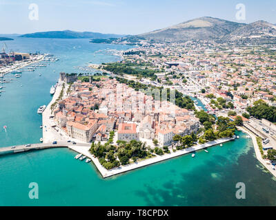 Vista aerea del percorso turistico vecchio Trogir, città storica situata su una piccola isola e porto sulla costa adriatica in Split-Dalmatia County, Croazia. Più Ciovski Foto Stock