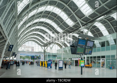 Orleans, Bahnhof, neue Passagierhalle entworfen von den Architekten AREP (Integrierte Forschungsabteilung der SNCF), Jean-Marie Duthilleul und Françoi Foto Stock