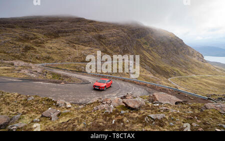 Vista della singola traccia strada su Bealach na Ba passare sulla penisola di Applecross Costa Nord 500 il percorso nel nord della Scozia, Regno Unito Foto Stock