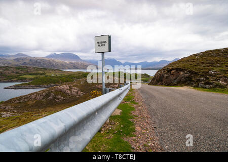 Unica via autostrada e passante posto sulla costa nord 500 scenic il percorso in Torridon Scozia, Regno Unito Foto Stock