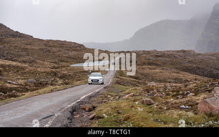 Vista della singola traccia strada su Bealach na Ba passare sulla penisola di Applecross Costa Nord 500 il percorso nel nord della Scozia, Regno Unito Foto Stock