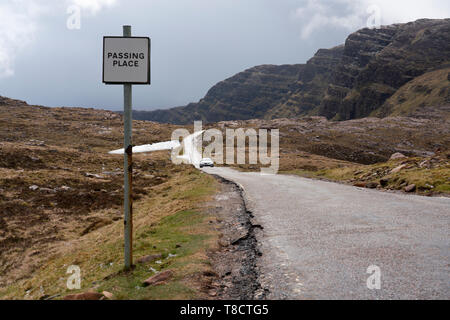 Vista della singola traccia strada su Bealach na Ba passare sulla penisola di Applecross Costa Nord 500 il percorso nel nord della Scozia, Regno Unito Foto Stock