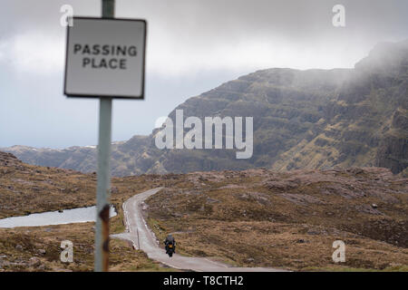 Vista della sola via strada e passante posto sul Bealach na Ba passare sulla penisola di Applecross Costa Nord 500 il percorso nel nord della Scozia, Regno Unito Foto Stock