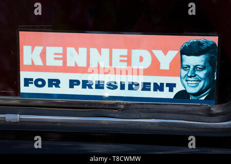 Periodo di votare per Kennedy - John F Kennedy - per essere Presidente degli Stati Uniti / per il Presidente degli Stati Uniti d'America. Vetrofania in un'auto d'epoca come un rally nel Regno Unito. Probabilmente questa è la riproduzione di un originale. (108) Foto Stock