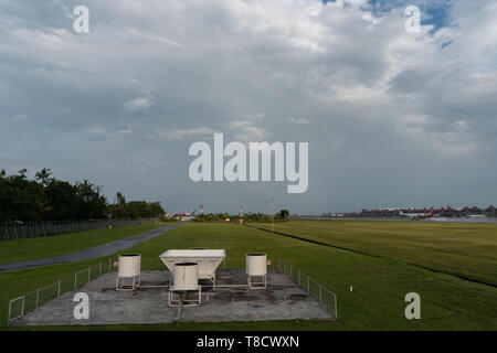 BADUNG,BALI-APRILE 10 2019: Strumenti Wind Profiler all'aeroporto internazionale Ngurah Rai di Bali. È fatto da scintec e messo sul campo di erba Foto Stock