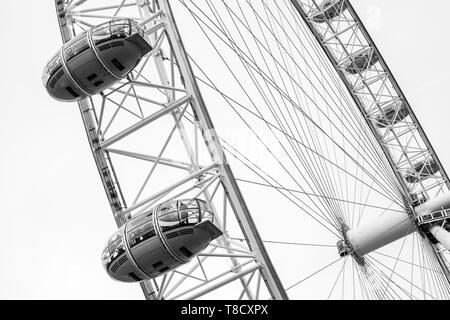 London, Regno Unito - 31 Ottobre 2017: frammento di London Eye ruota gigante montato sulla riva sud del fiume Tamigi a Londra Foto Stock