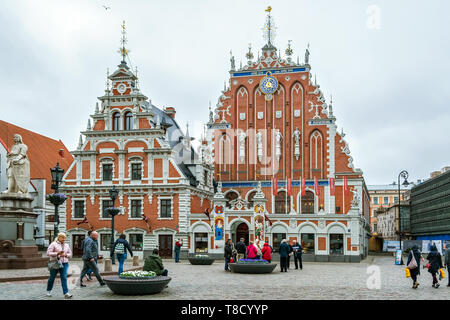 Riga, Lettonia, 02 Maggio: i turisti a piedi attraverso la piazza di fronte al palazzo della Casa delle Teste Nere nella parte vecchia di Riga, il 02 maggio, 2019. Foto Stock