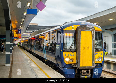 Southeastern Classe 375 treno a Hastings, stazione di London Bridge, Londra Foto Stock