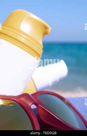 Creme solari per l'estate. sun protezione contro le scottature solari. l'idratazione e la cura personale sulla spiaggia. bottiglie di crema per la pelle. andare alla spiaggia Foto Stock