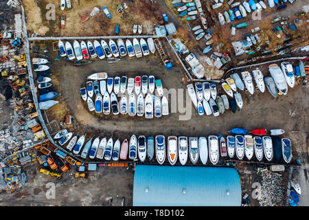 Vista aerea del cantiere navale sulla terra. Navi memorizzati durante il periodo invernale Foto Stock